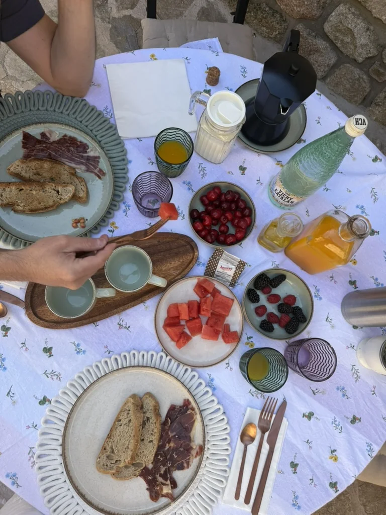 Mesa compartida con desayuno para un grupo en Monte Bebiome