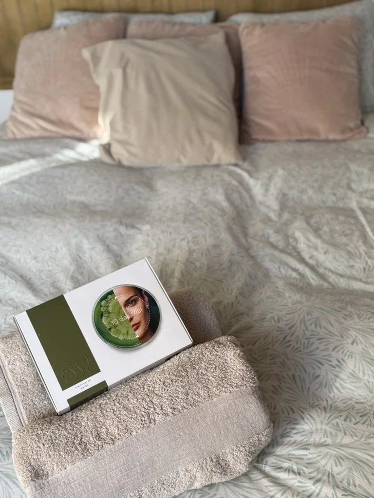 Set de skincare Esse sobre una toalla, preparado en la habitación para la estancia