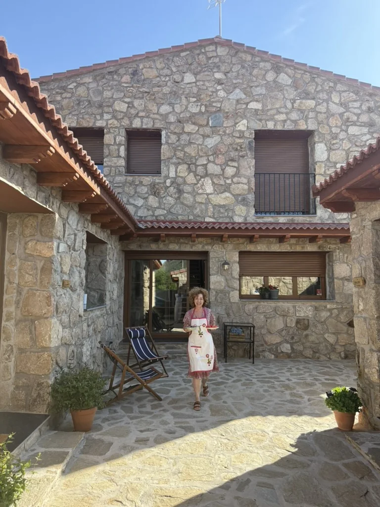 Lucía Jiménez en el patio de piedra de Monte Bebiome, a la entrada de la casa